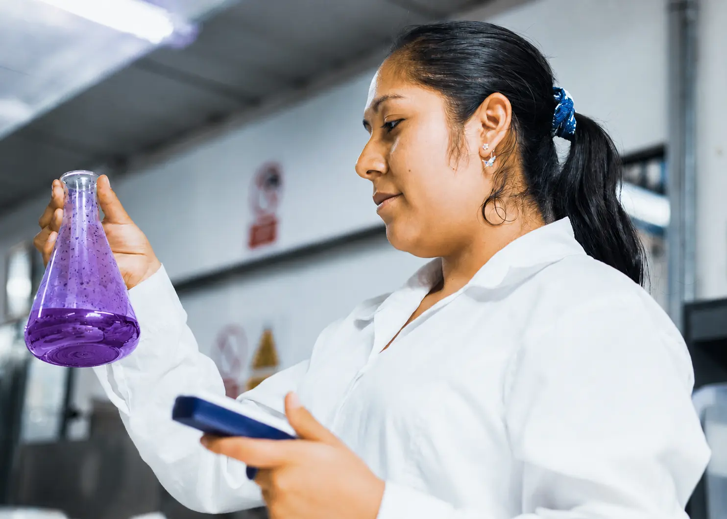 Especialista de KISCO revisando una muestra en laboratorio